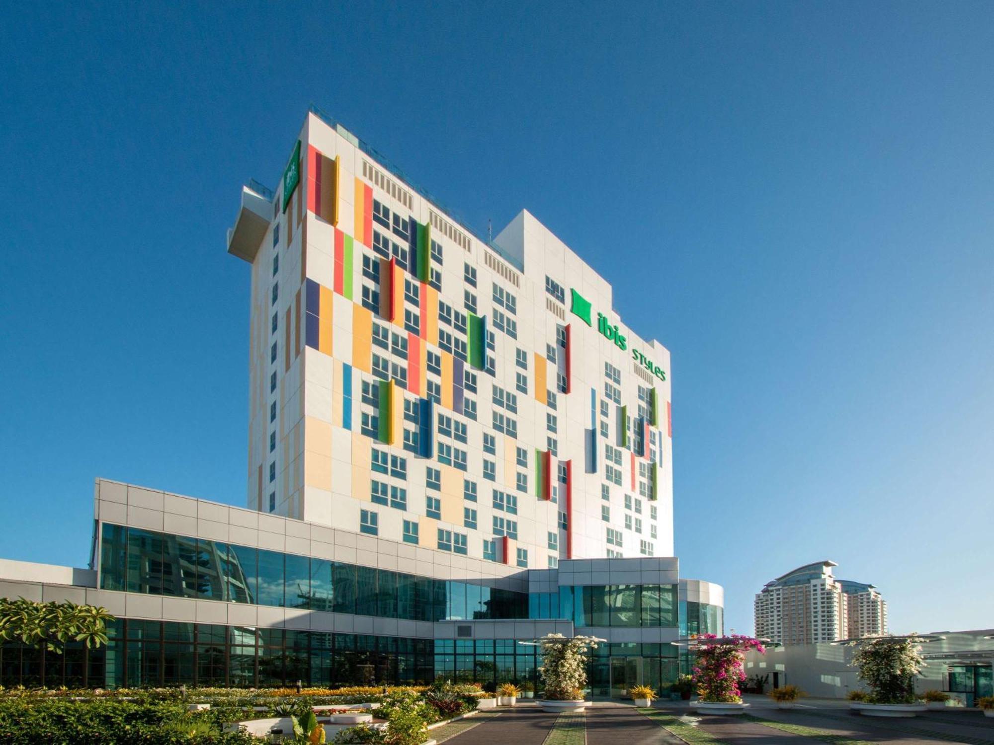 Ibis Styles Manila Araneta City Кесон-Сити Экстерьер фото
