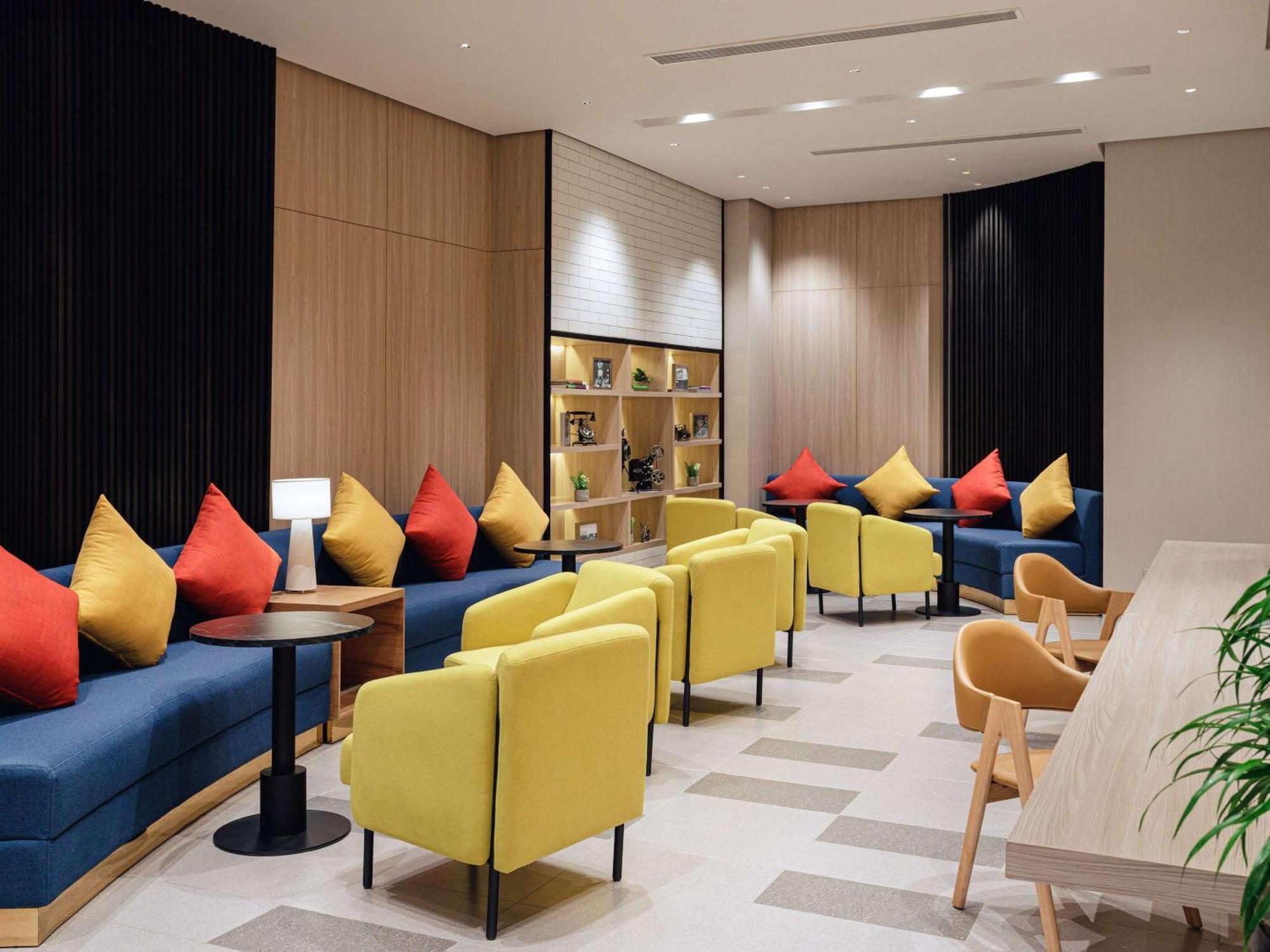 Ibis Styles Manila Araneta City Кесон-Сити Экстерьер фото